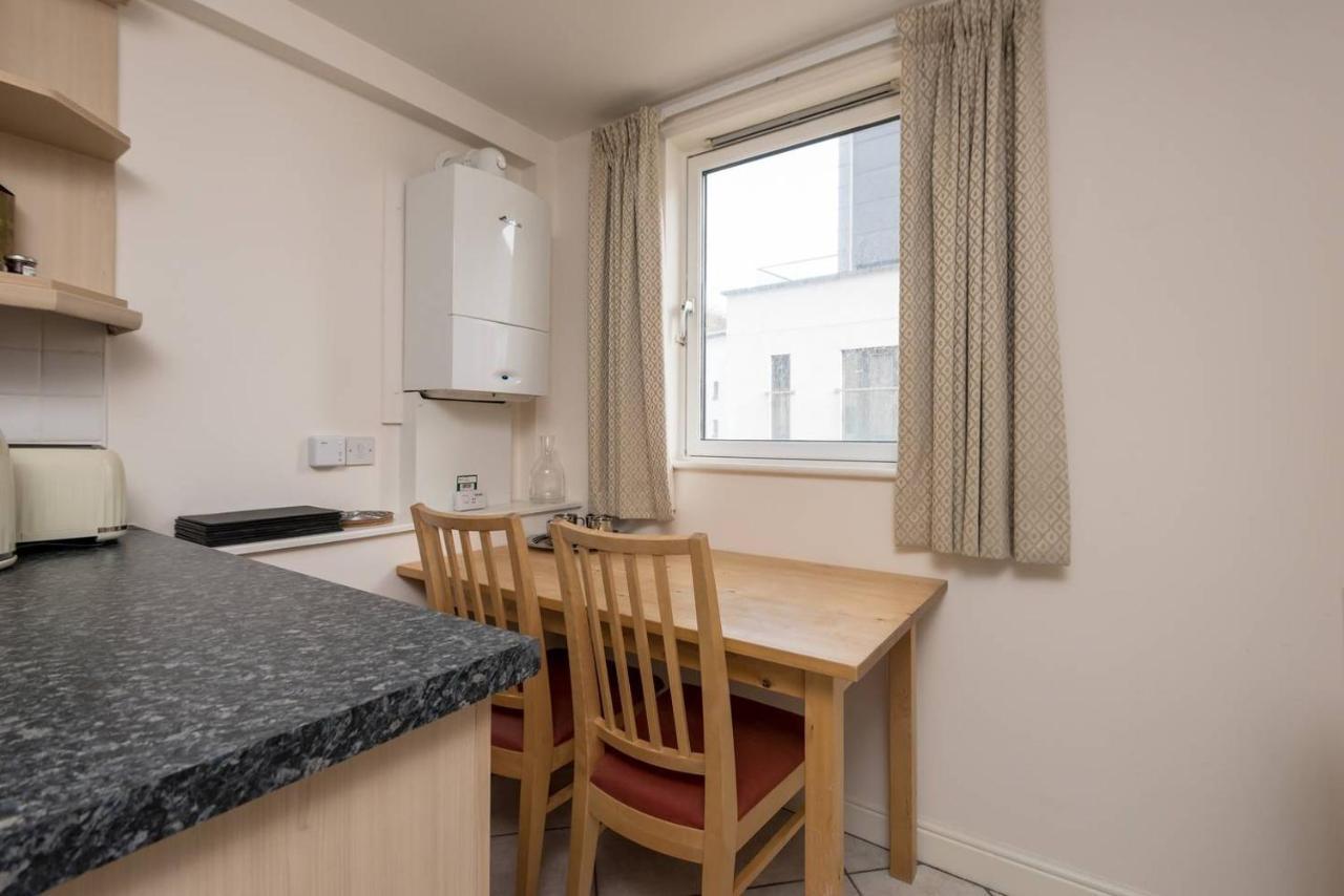 Joivy Old Town Apartment With Parking Close To Royal Mile เอดินบะระ ภายนอก รูปภาพ